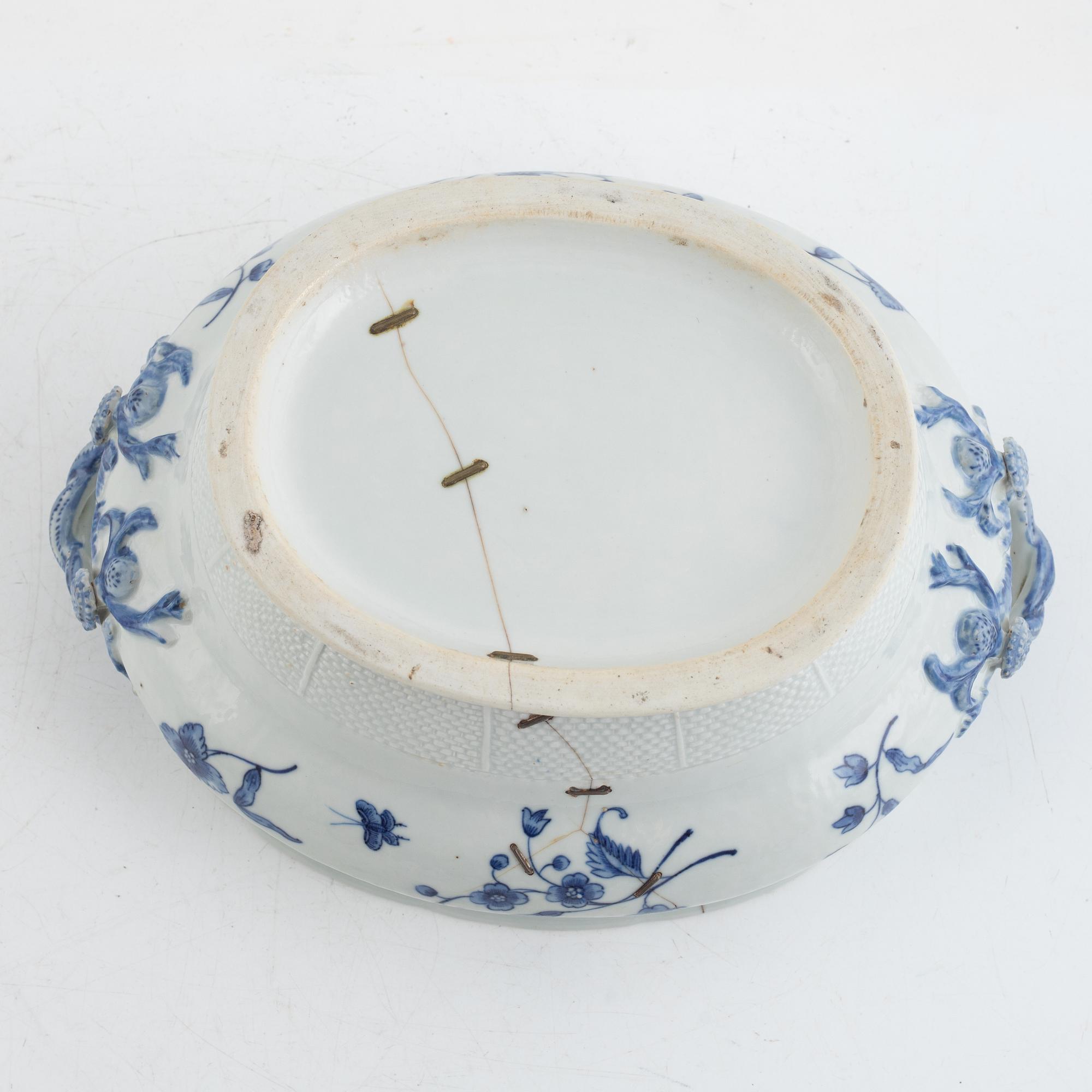 A blue and white porcelain tureen with cover, China, Qianlong (1736-95).