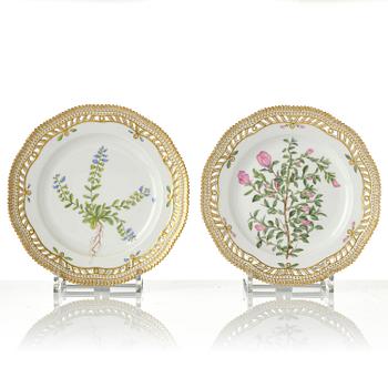 Tallrikar, 13 stycken, porslin. Royal Copenhagen, 'Flora Danica', Danmark, 1900-tal.