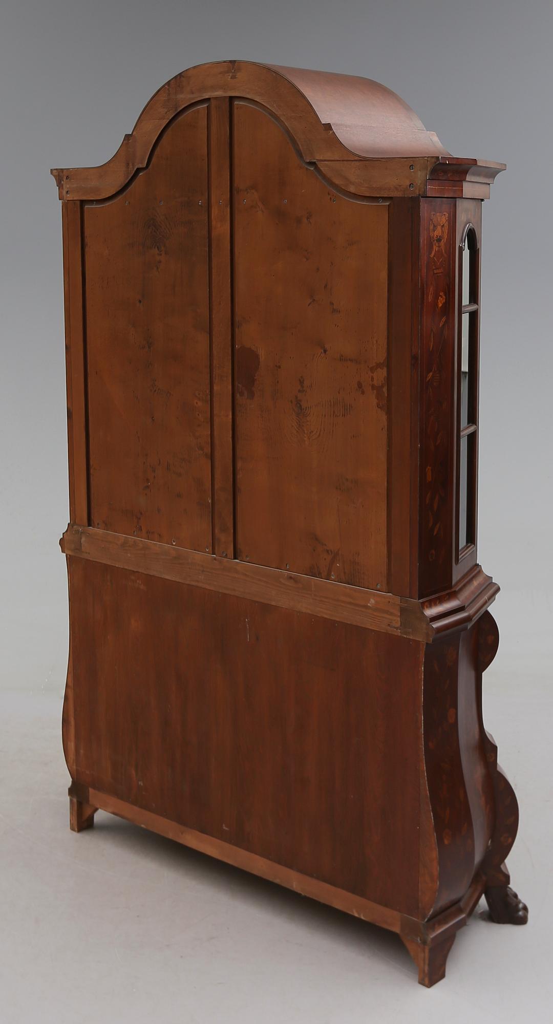 VITRINSKÅP, 1900-talets andra hälft.