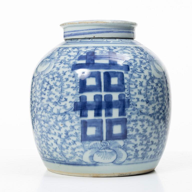 A Chinese blue and white porcelain jar with cover, Qing dynasty, 19th century.