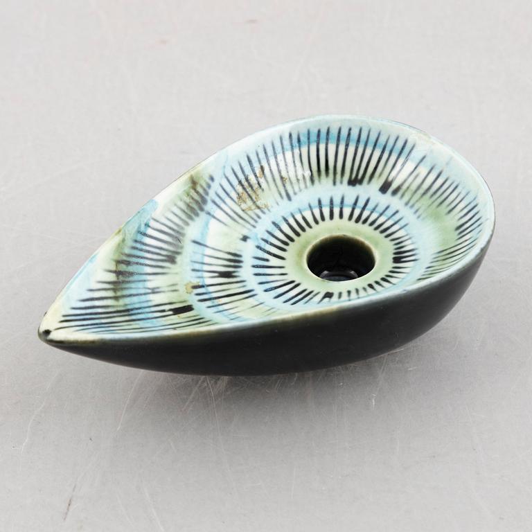 Lisa Larson, askfat och väggrelief ur serien "Harlekin" och ljusstake ur serien "Advent", Gustavsberg.