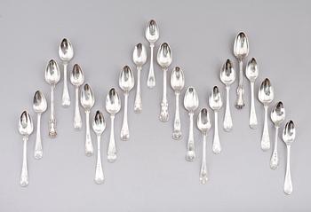 TESKEDAR, 22 st, silver, olika modeller, 1800/1900-tal. Total vikt ca 340 gram.