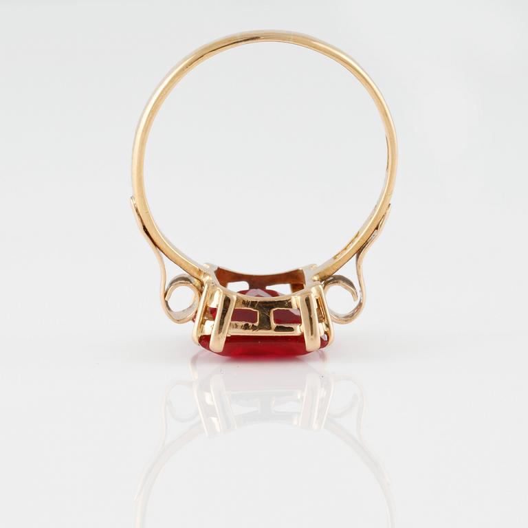RING, 20K guld med fasettslipad syntetisk safir, Stockholm, 1870. Vikt 3,7 gram.