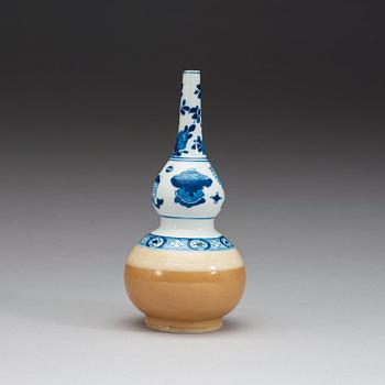 A blue and white with cappuciner glazed rose water sprinkler, Qing dynasty, Kangxi (1662-1722).