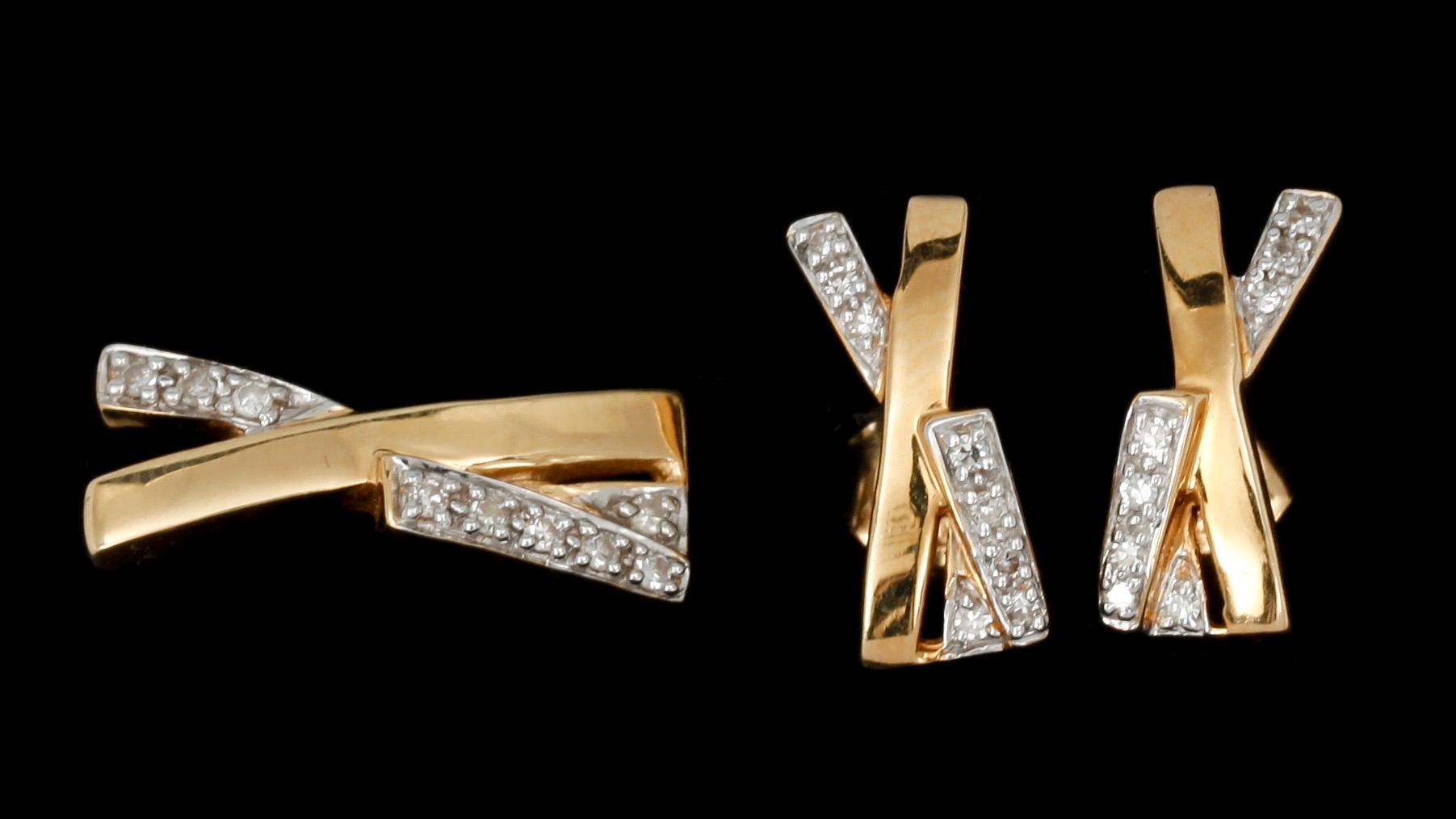 GARNITYR, 4 delar. 18k guld med diamanter tot ca 0,30 ct. Vikt tot 8,7.