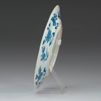 A blue and white dish, Qing dynasty, Kangxi (1662-1722).