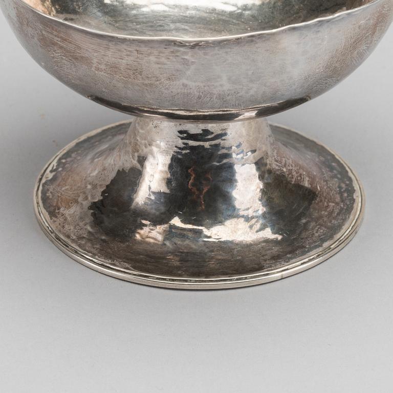 A SILVER BOWL LONDON 1905-6.