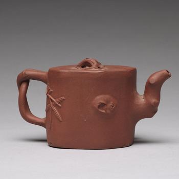 A Yixing teapot with cover, Qing dynasty, 19th Century. With sealmark to base.