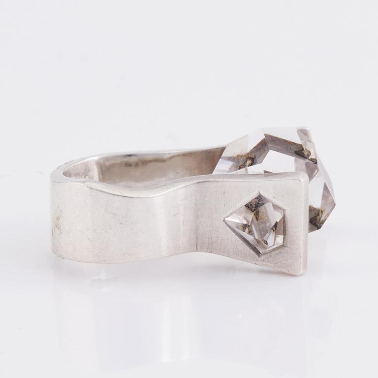 Rey Urban, ring sterlingsilver med fasettslipad bergkristall, Stockholm 1982.