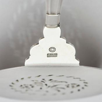 Georg Jensen, a sterling silver serving spade, a sandwich tong and a tea strainer, 3 pcs, Copenhagen after 1945 and one 1925-1932.