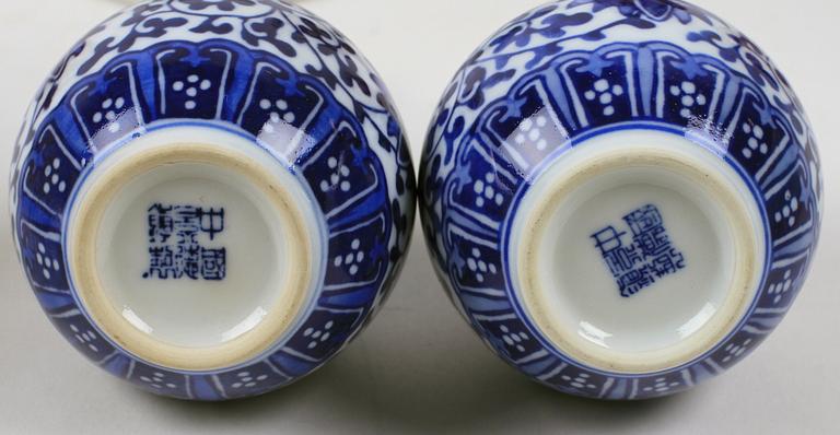 VASER samt YTTERFODER, 8 delar, porslin, Kina och Japan, 1900-tal.