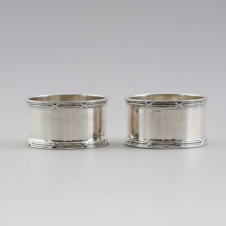 SKÅL SAMT SERVETTRINGAR, 1 par, silver, England 18000-/1900-tal. Vikt ca 219 gram.