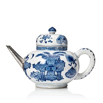 A large blue and white tea pot with cover, Qing dynasty, Kangxi (1662-1722).