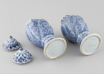 A pair of blue and white vases with cover, Qing dynasty, Kangxi period (1662-1722).