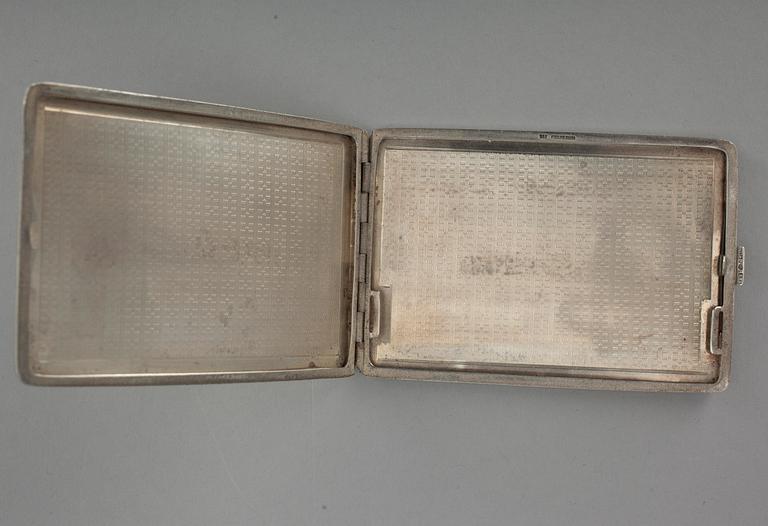 CIGARETTETUIER, 2 st, silver, svenska importstämplar samt Finska Guldsmeds AB, Åbo 1946. Tot. vikt 245 g.