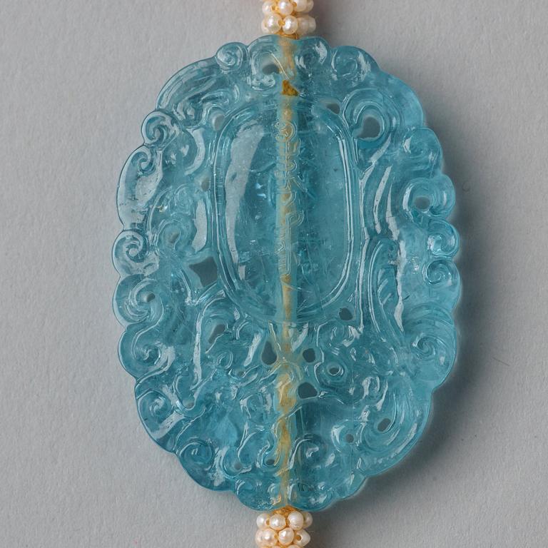A Chinese sculptured aquamarine pendant.