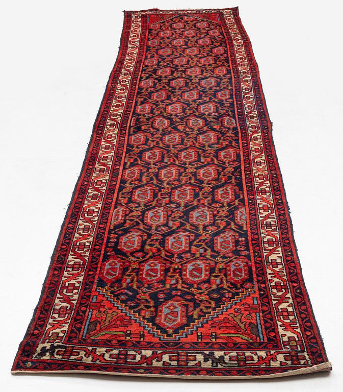 An Oriental runner carpet, circa 516 x 103 cm.