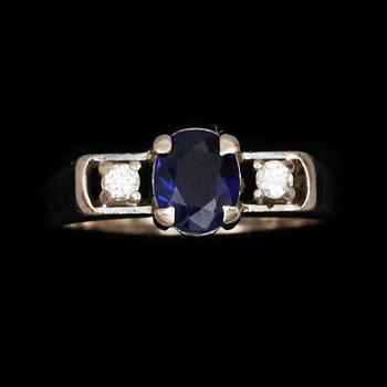 RING, stämplad 14k vitguld med briljantslipade diamanter tot ca 0,10 ct samt blå safir. Vikt 3 g.