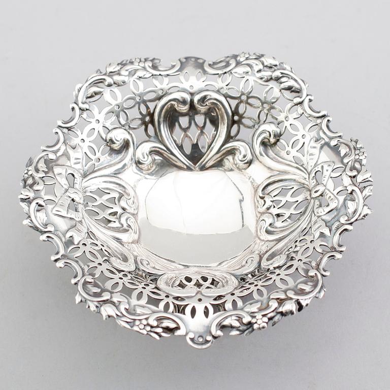 SKÅL SAMT SERVETTRINGAR, 1 par, silver, England 18000-/1900-tal. Vikt ca 219 gram.