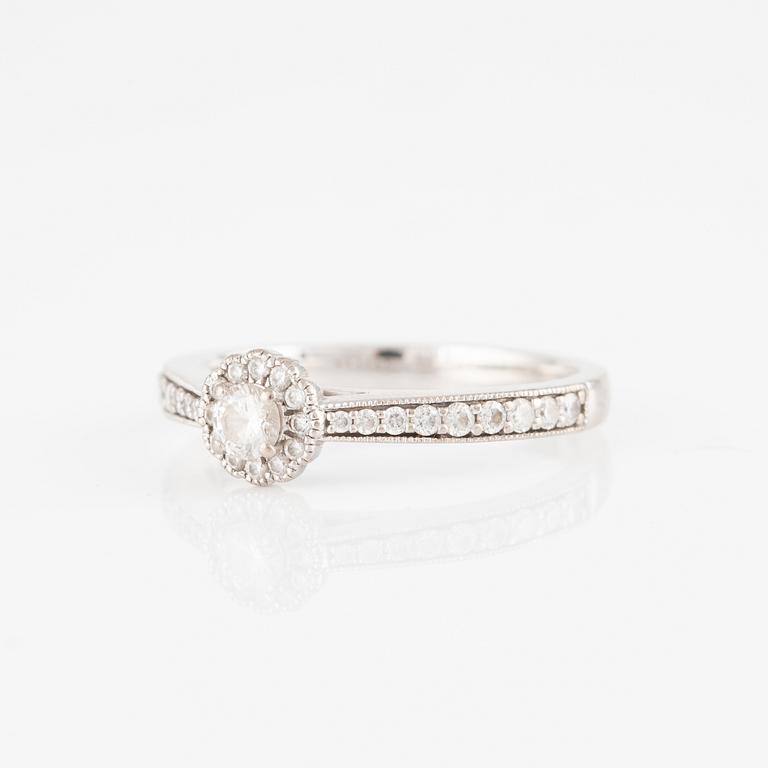 Ring in 18K white gold with round brilliant-cut diamonds.