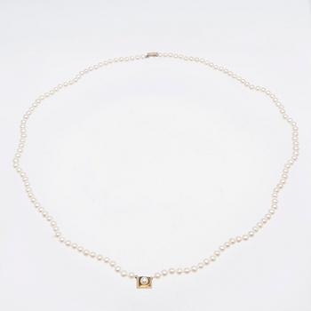 Necklace, freshwater pearls with a clasp in 18K gold.