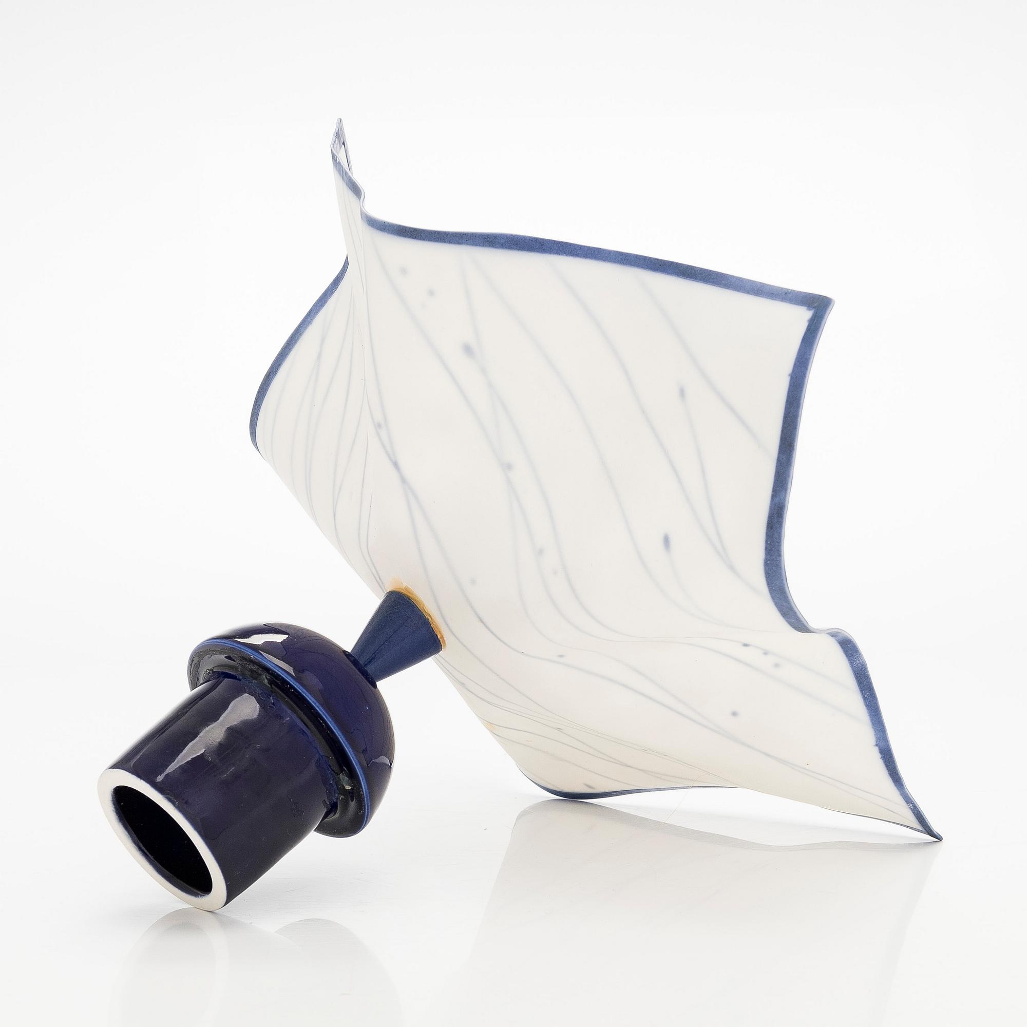 Inkeri Leivo, Konstkeramik, "Blue Velvet" osignerad.