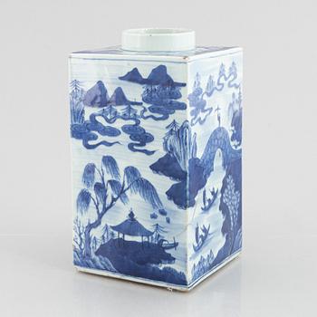 A Chinese blue and white porcelain vase, late Qing dynasty.
