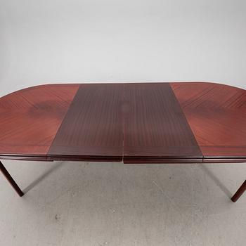 A 1970/80s mahogany dining table.