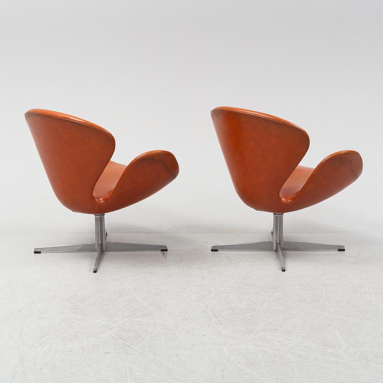 Arne Jacobsen, fåtöljer, ett par, "Svanen", Fritz Hansen, Danmark, 1968.