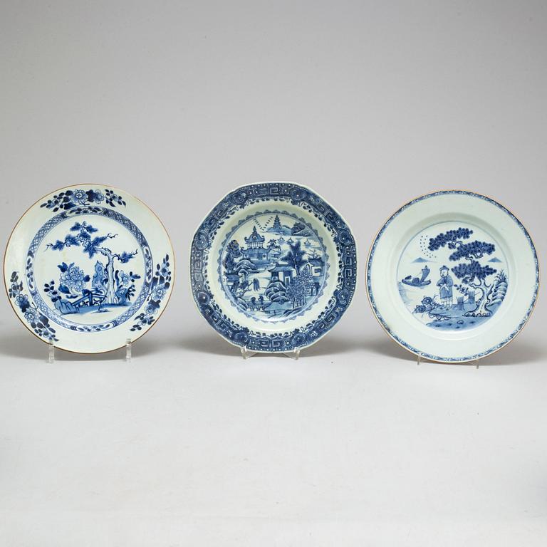 Twelve blue and white export porcelain plates and a bowl, Qing dynasty, Qianlong (1736-95).