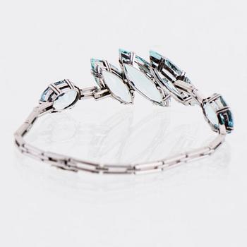 ARMBAND, fasettslipade akvamariner, platina.