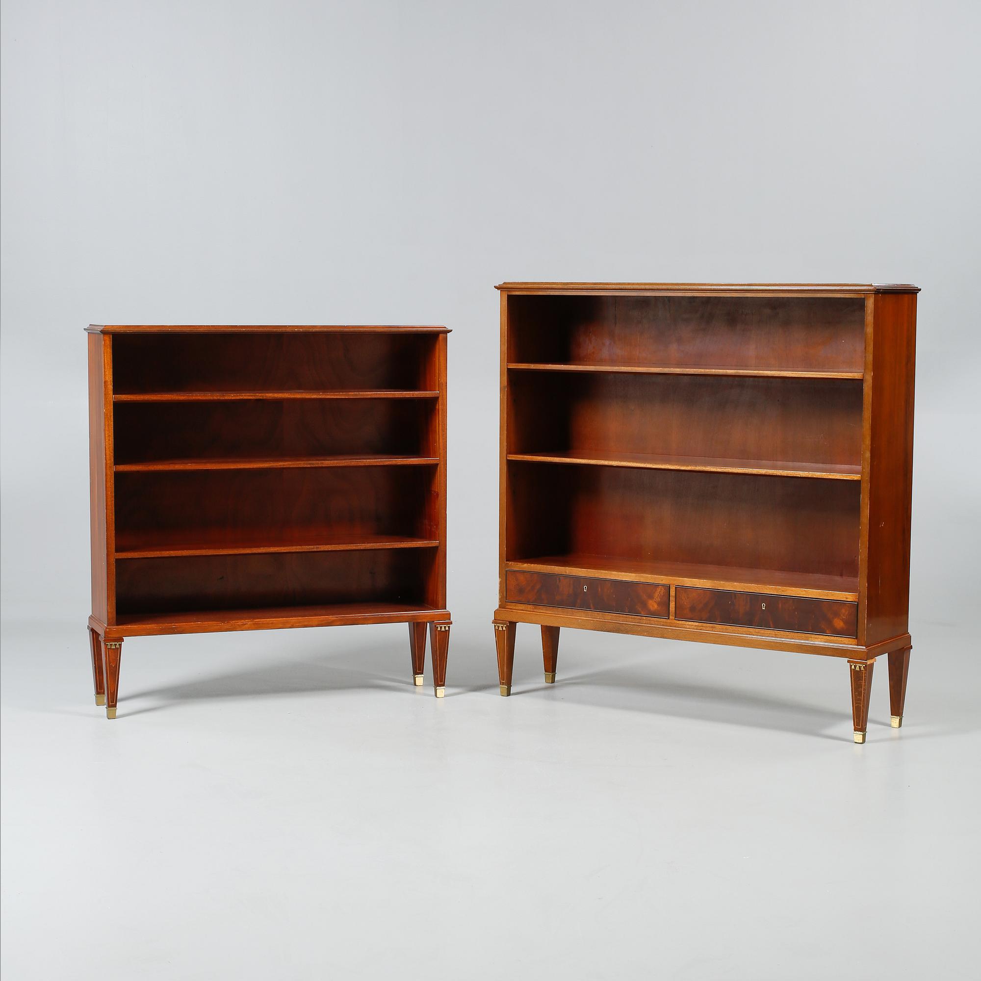 BOKHYLLOR, ett par, 1900-talets första hälft.