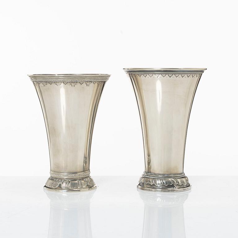 Bägare, 2 st, silver, GAB, Stockholm 1896 resp CG Hallberg, Stockholm 1930.