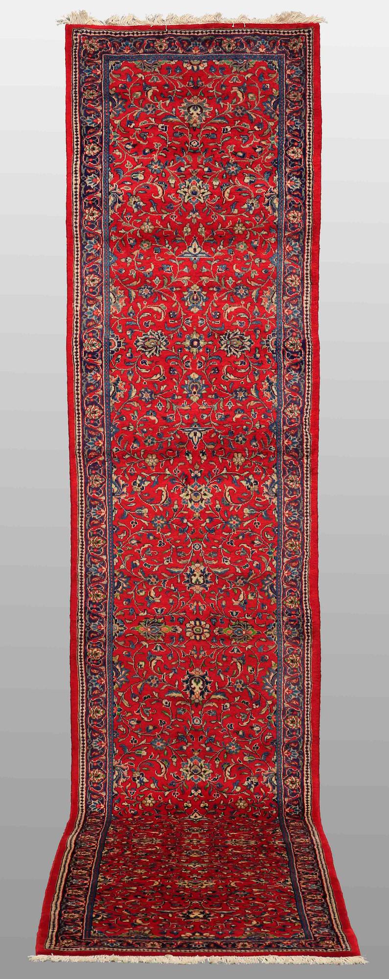 A Saruk runners carpet, 427 x 90 cm.