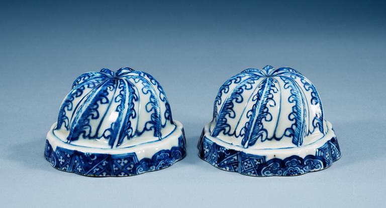 A pair of blue and white dessert moulds, Qing dynasty, Qianlong (1736-95).