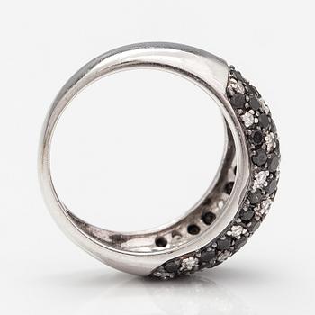 Ring, 14K vitguld, svarta och färglösa diamanter ca 2.20 ct tot. Moskva efter 1994.