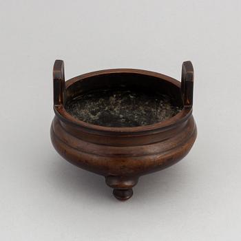 A Chinese bronze censer, late Qing dynasty, around the year 1900.