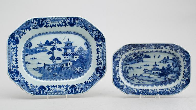 STEKFAT, 2 st, porslin, Kina, Qianlong 1736-1795.