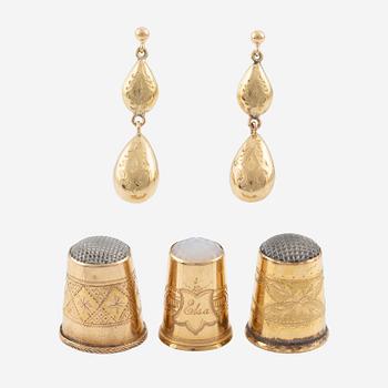 Thimbles three pieces and earrings a pair, 18K gold.