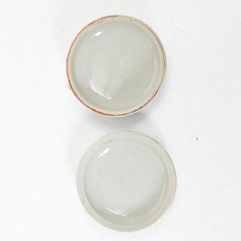 Skålar, tre stycken, samt litet blåvitt ytterfoder och lackask, porslin, Qingdynastin, 1800-tal.