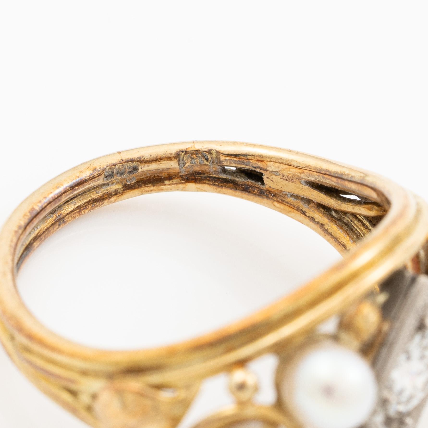 Ring 14K guld med gammalslipad diamant och pärlor.
