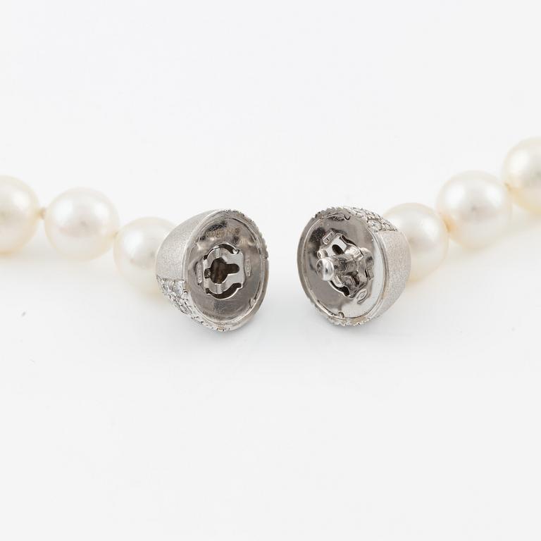 Pearl necklace, with cultured pearls, clasp in 18K white gold set with brilliant-cut diamonds.