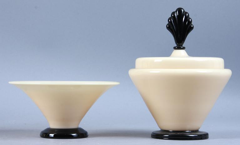 PRYDNADSFÖREMÅL, 4 st, kryopas samt glas, Pukeberg, omkring 1930-talets mitt.