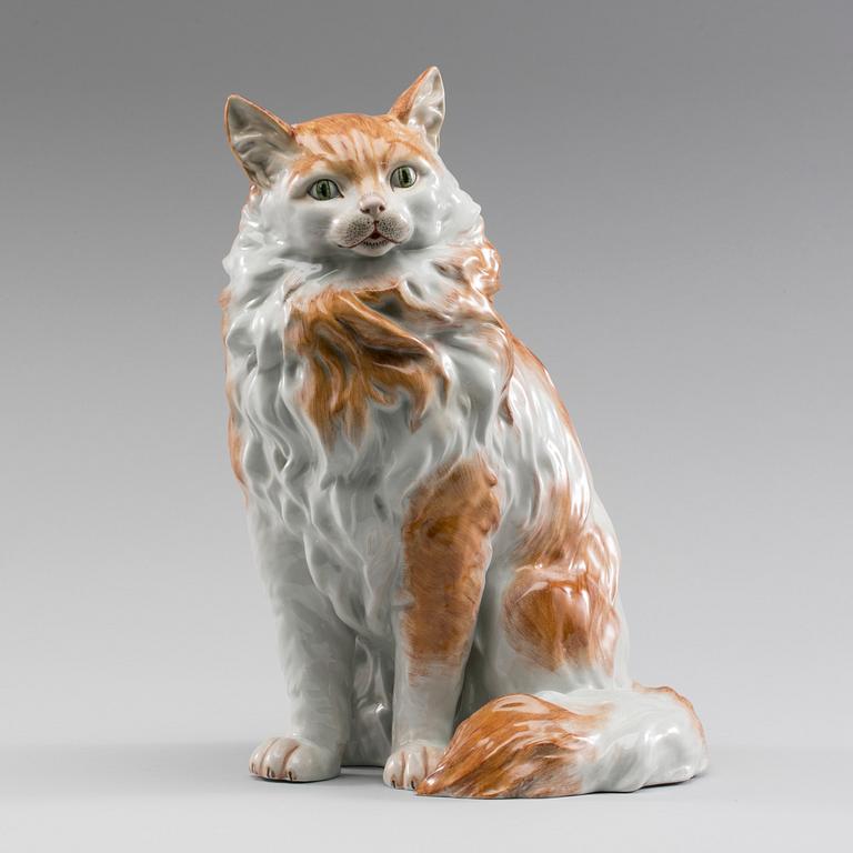 A DRESDEN FIGURIN CAT, FIRST HALF OF 20TH CENTURY.