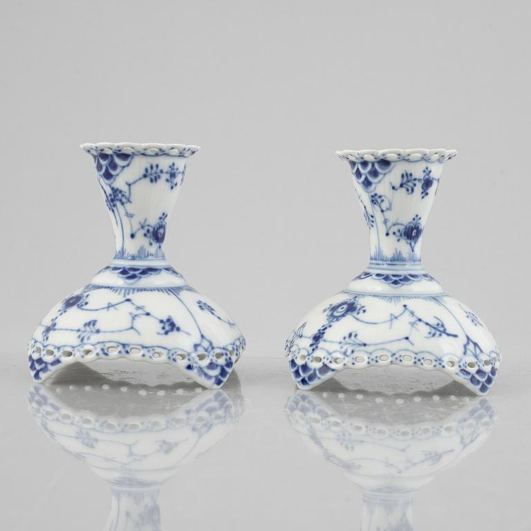Ljusstakar, ett par, porslin, Royal Copenhagen, "Musselmalet helblond", modell 1138, 1974-78.