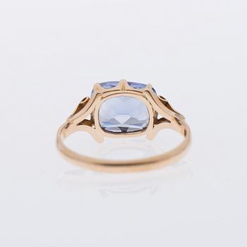 RING, 18K guld, syntetisk safir. Tarkiainen, Helsingfors 1957.