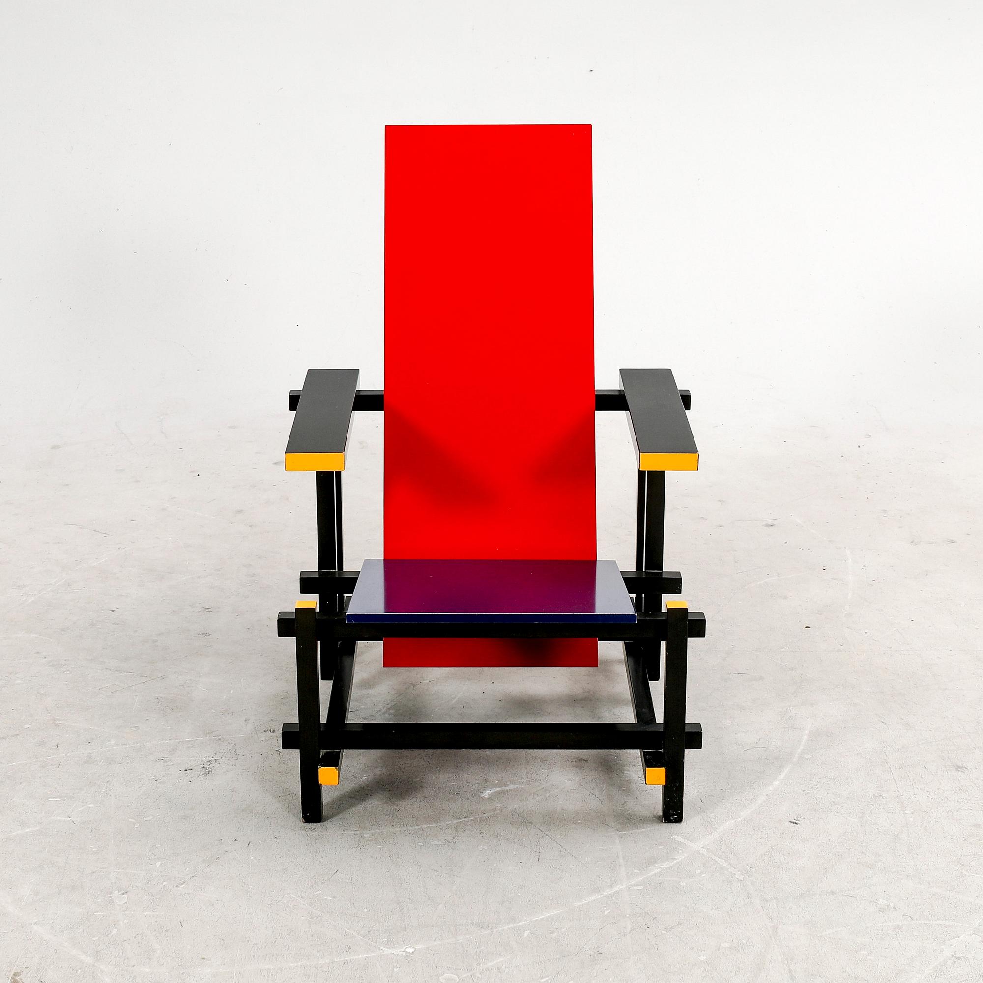 Gerrit Rietveld, fåtölj, "Red and blue chair", Cassina, formgiven 1918.
