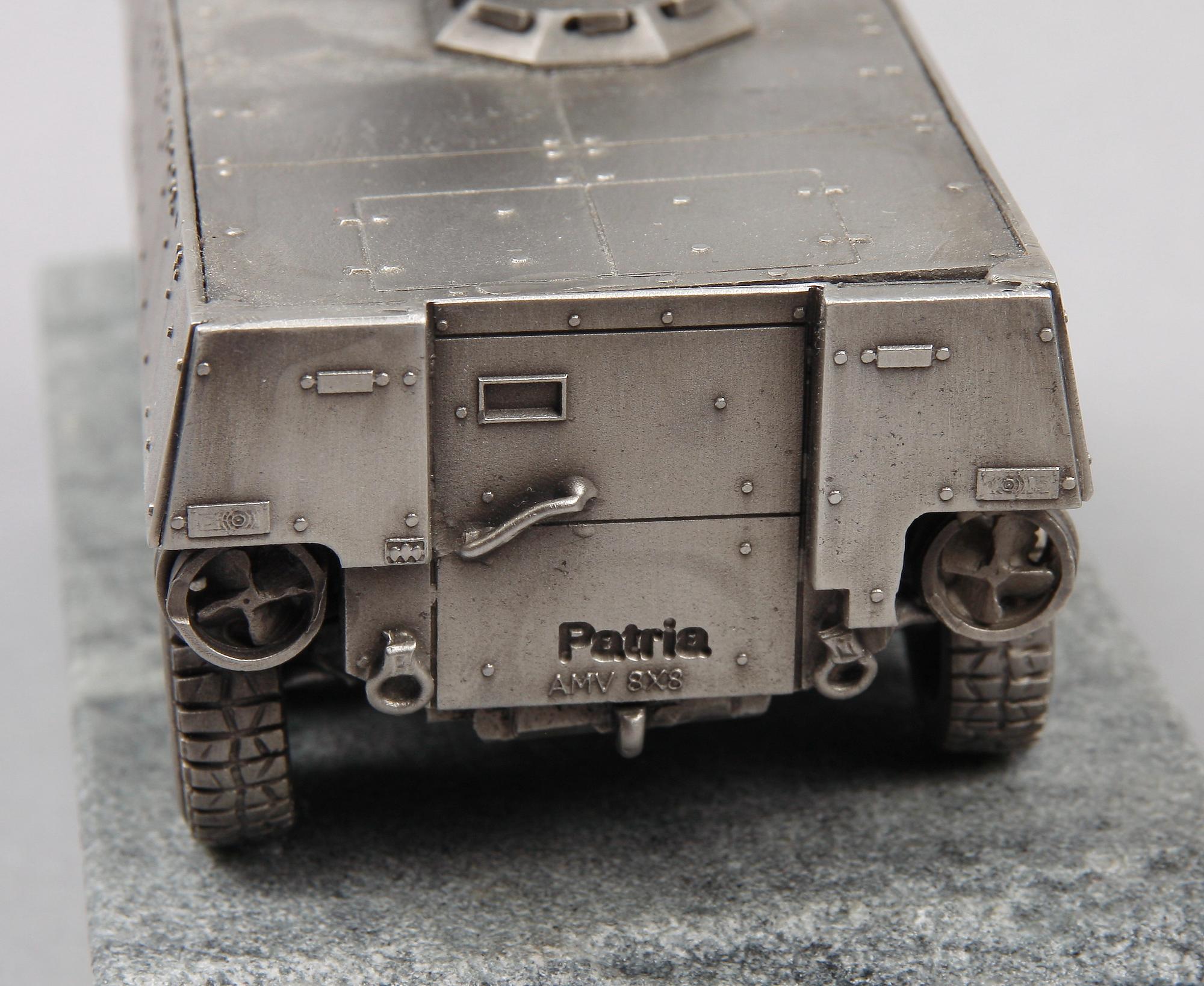 MODELLER, 2 st, plast och metall, 1900-tal.