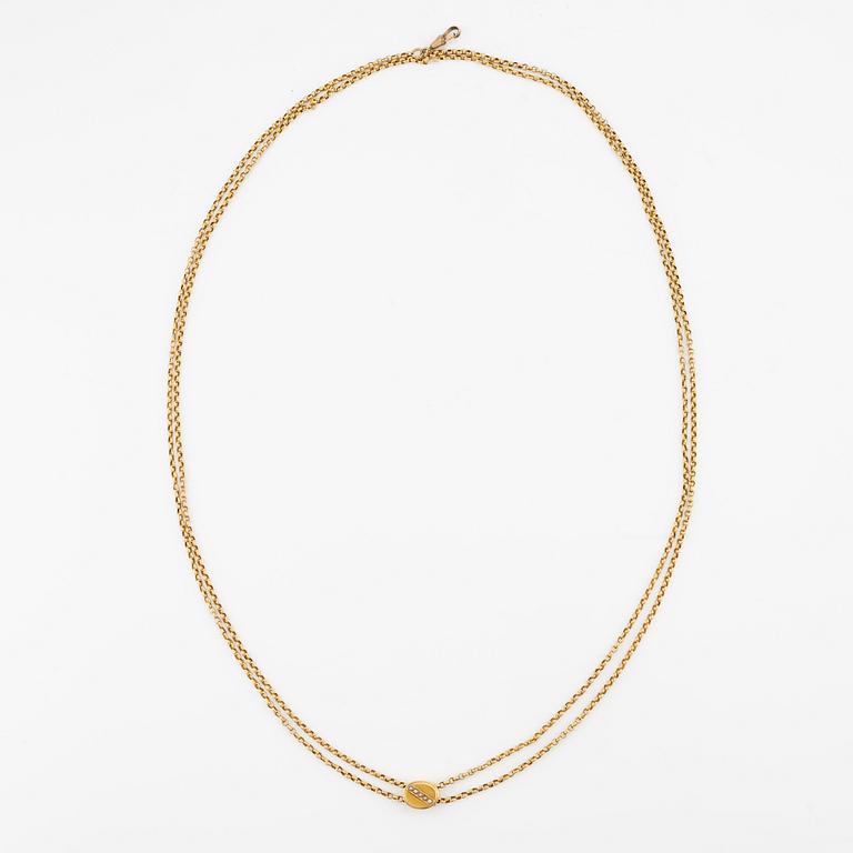 Chain and pendant in 18K gold with pearls.