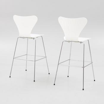 Arne Jacobsen, barstolar, 3 st, "Sjuan", Fritz Hansen, Danmark, 2007.